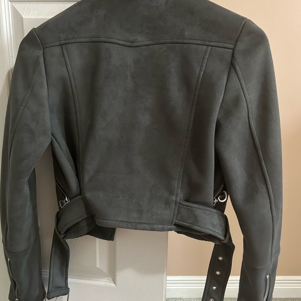 I am selling because I don’t wear it anymore I have only wore it once’s.